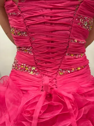 Vestido de fiesta rosa con pedrería