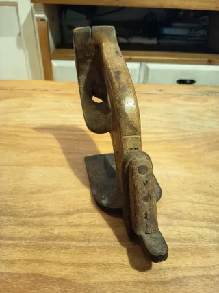 Cepillo carpintero antiguo madera y metal