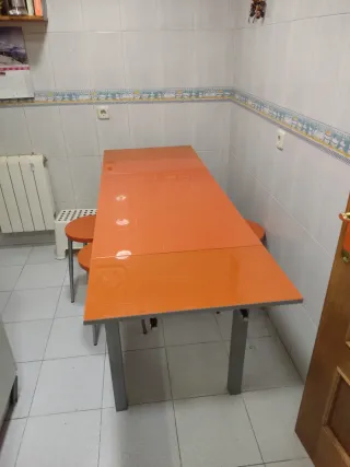 Mesa cocina con 4 taburetes cristal naranja