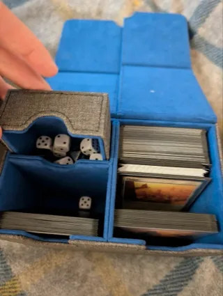 Grosso lotto Magic The Gathering con Deckbox