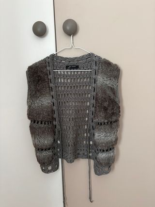 Chaleco de pelo y crochet gris