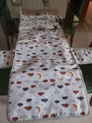 Cambiador de bebé con nubes y luna