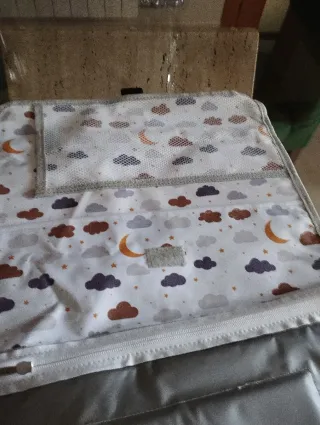 Cambiador de bebé con nubes y luna
