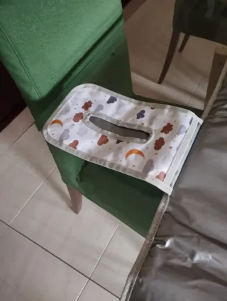 Cambiador de bebé con nubes y luna