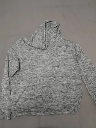 Sudadera deportiva gris con botones