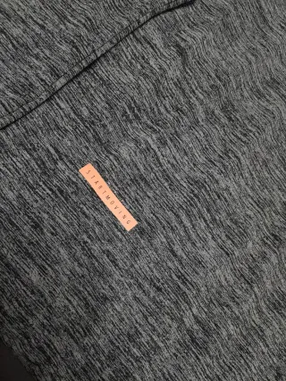 Sudadera deportiva gris con botones