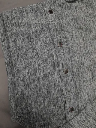 Sudadera deportiva gris con botones