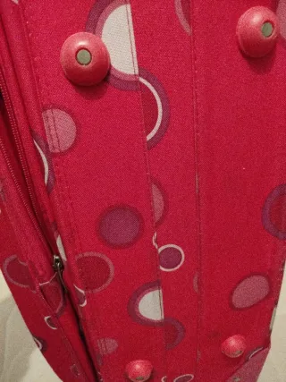 Maleta grande rosa con muchos compartimentos,