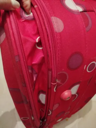 Maleta grande rosa con muchos compartimentos,