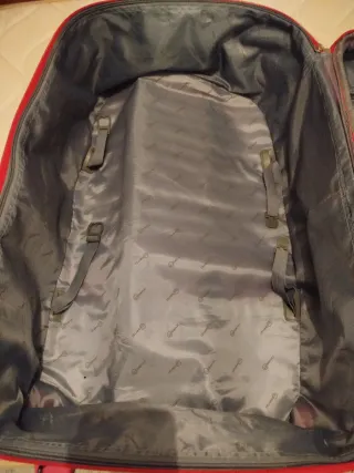 Maleta grande rosa con muchos compartimentos,