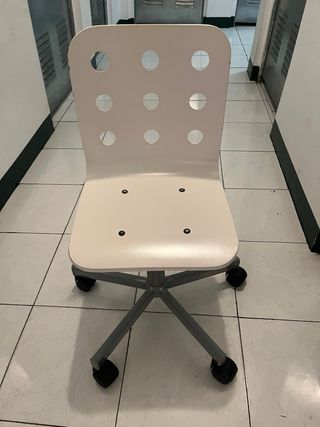 Silla de escritorio blanca con ruedas