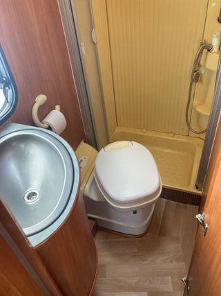 Autocaravana integral 5 plazas viajar y dormir.