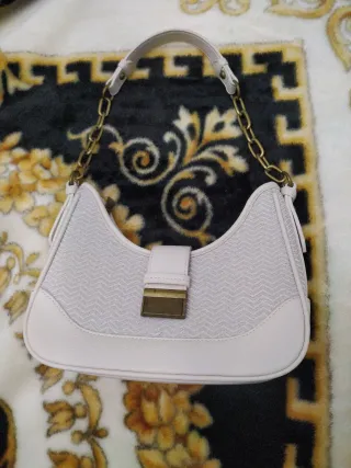 Bolso beige con detalles dorados