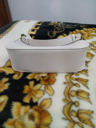 Bolso beige con detalles dorados