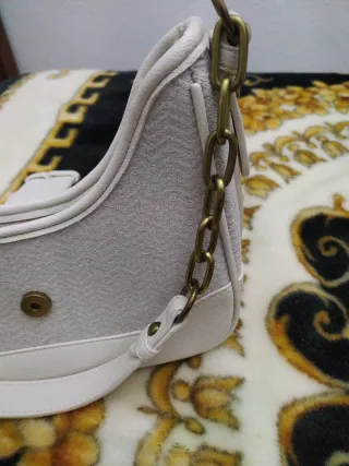 Bolso beige con detalles dorados