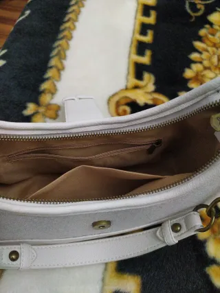 Bolso beige con detalles dorados