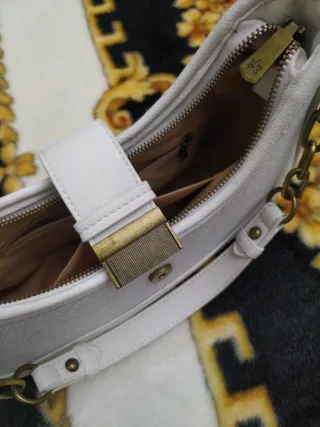 Bolso beige con detalles dorados