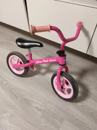 Bici de equilibrio rosa marca Chicco