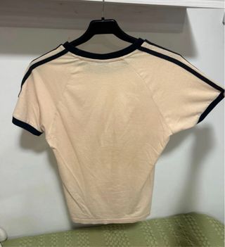 Camiseta Adidas rosa con rayas negras