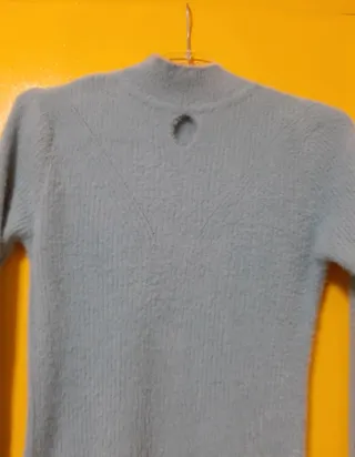 Jersey azul cuello alto con abertura