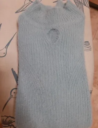 Jersey azul cuello alto con abertura