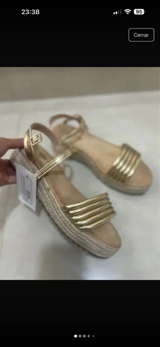 Sandalias doradas cuña esparto