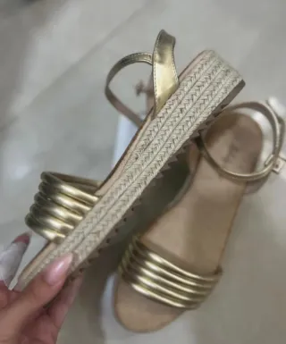 Sandalias doradas cuña esparto