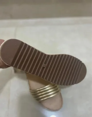 Sandalias doradas cuña esparto