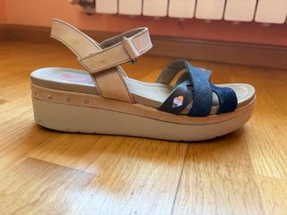 Sandalias beige y azul de Fluchos