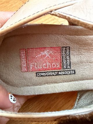 Sandalias beige y azul de Fluchos
