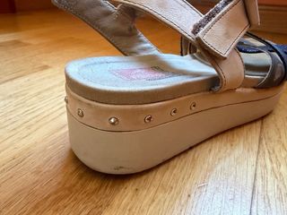 Sandalias beige y azul de Fluchos