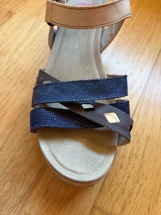 Sandalias beige y azul de Fluchos