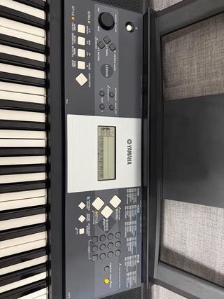 Teclado Yamaha con adaptador