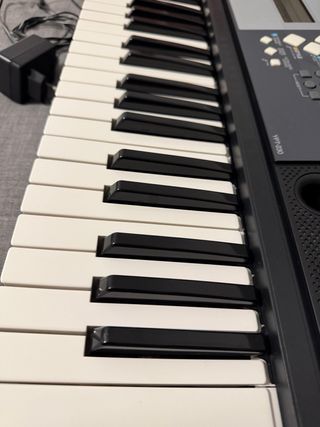 Teclado Yamaha con adaptador