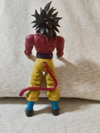 Figura Goku Súper Saiyan 4 Articulada