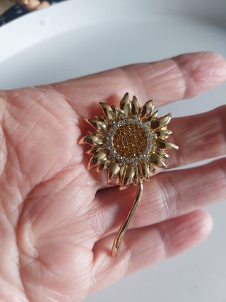 Broche girasol dorado con pedrería Joyas mujer top