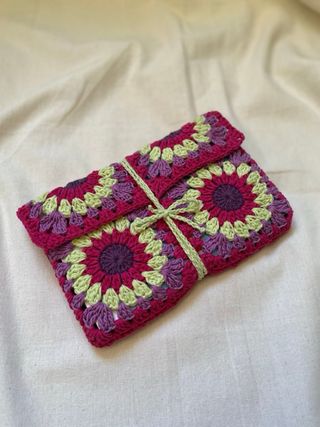 Funda de libro tejida a mano con flores