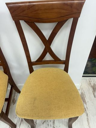 Par de sillas de madera con asiento amarillo