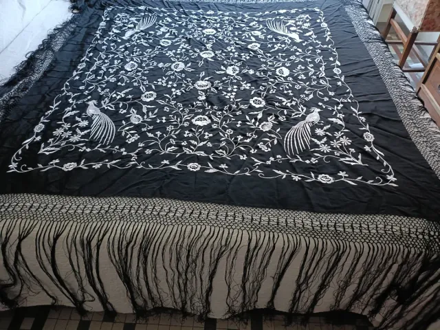Mantón de Manila bordado negro