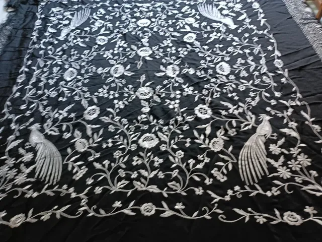 Mantón de Manila bordado negro