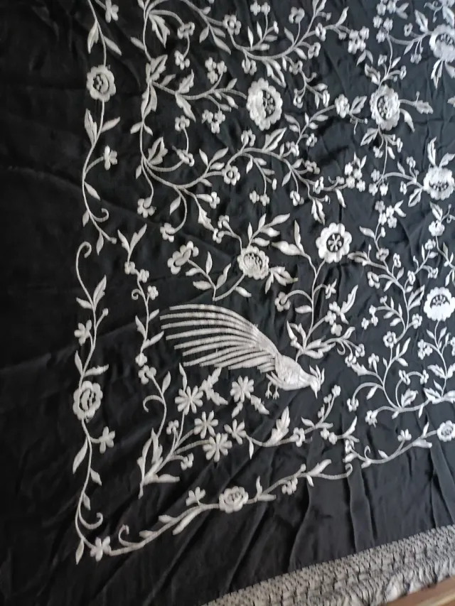 Mantón de Manila bordado negro