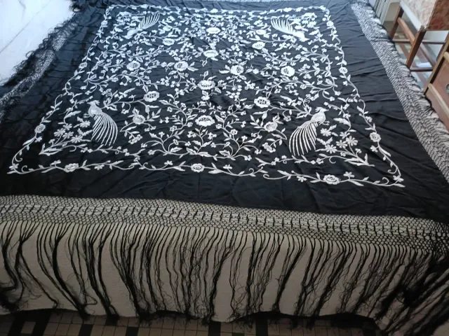 Mantón de Manila bordado negro