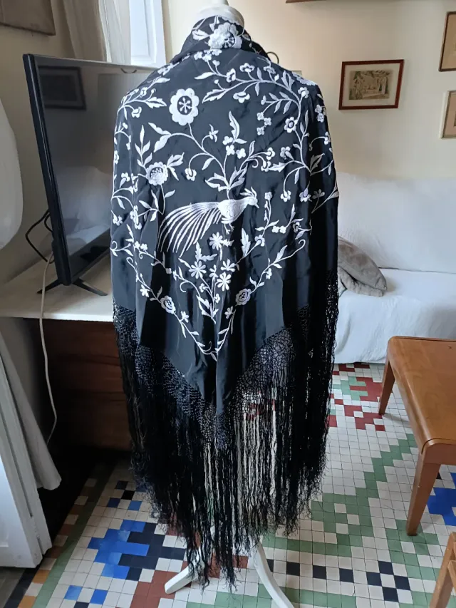 Mantón de Manila bordado negro