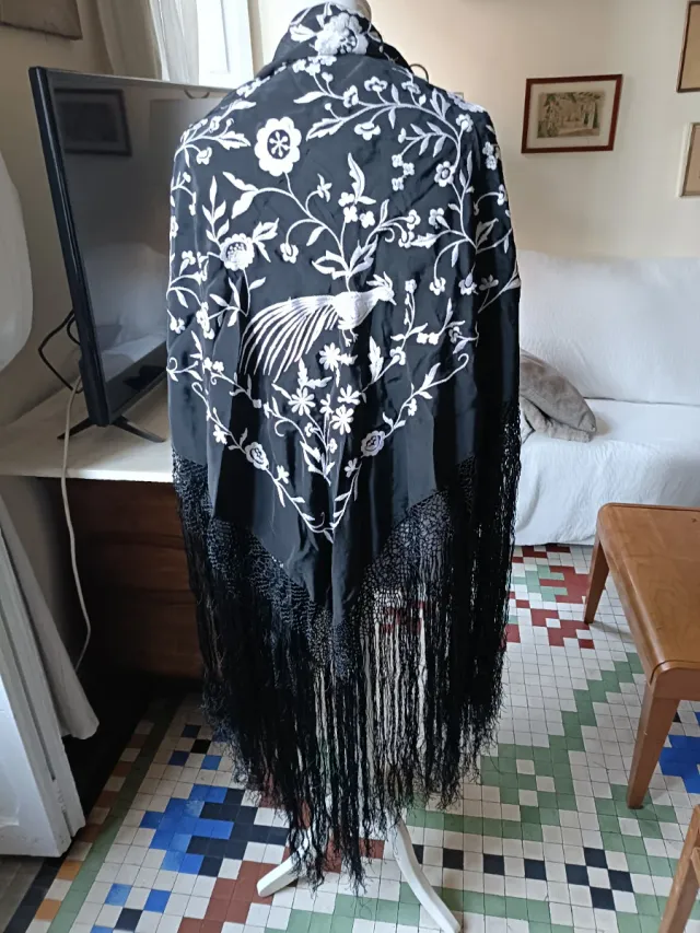 Mantón de Manila bordado negro