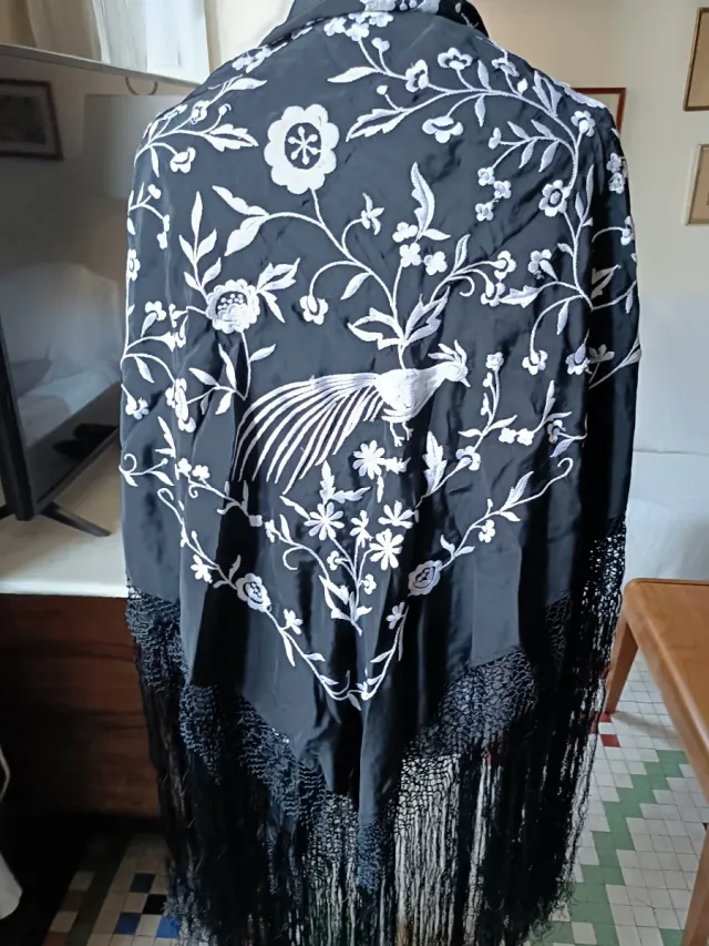 Mantón de Manila bordado negro