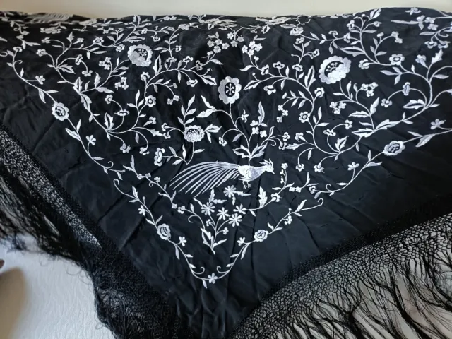 Mantón de Manila bordado negro