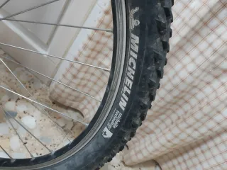 Bicicleta de montaña honbre y bicicleta de paseo