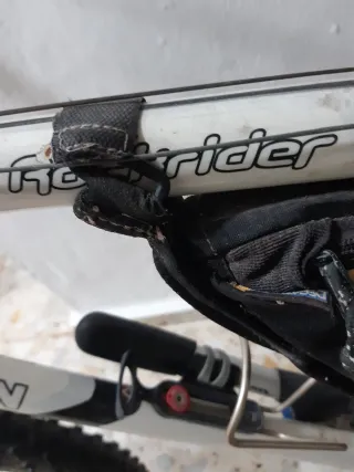 Bicicleta de montaña honbre y bicicleta de paseo