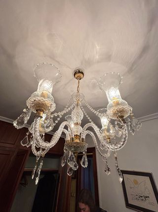 Lámpara de araña de cristal y metal