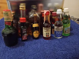 Caja de chapa con miniaturas de licor